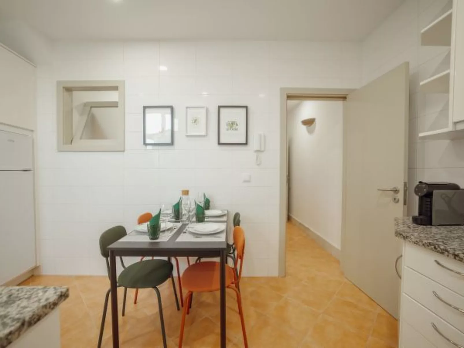 CITY CENTER COMFORT APARTMENT A by VACATIONY - Binnen