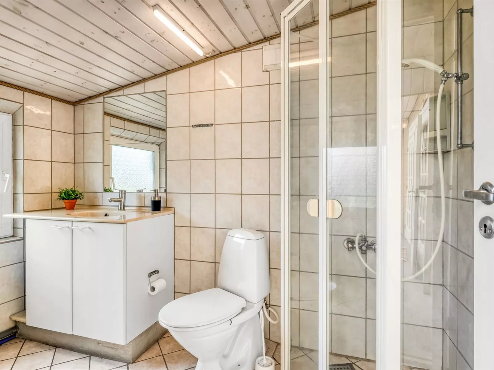 "Jonnhild" - 700m from the sea - Binnen