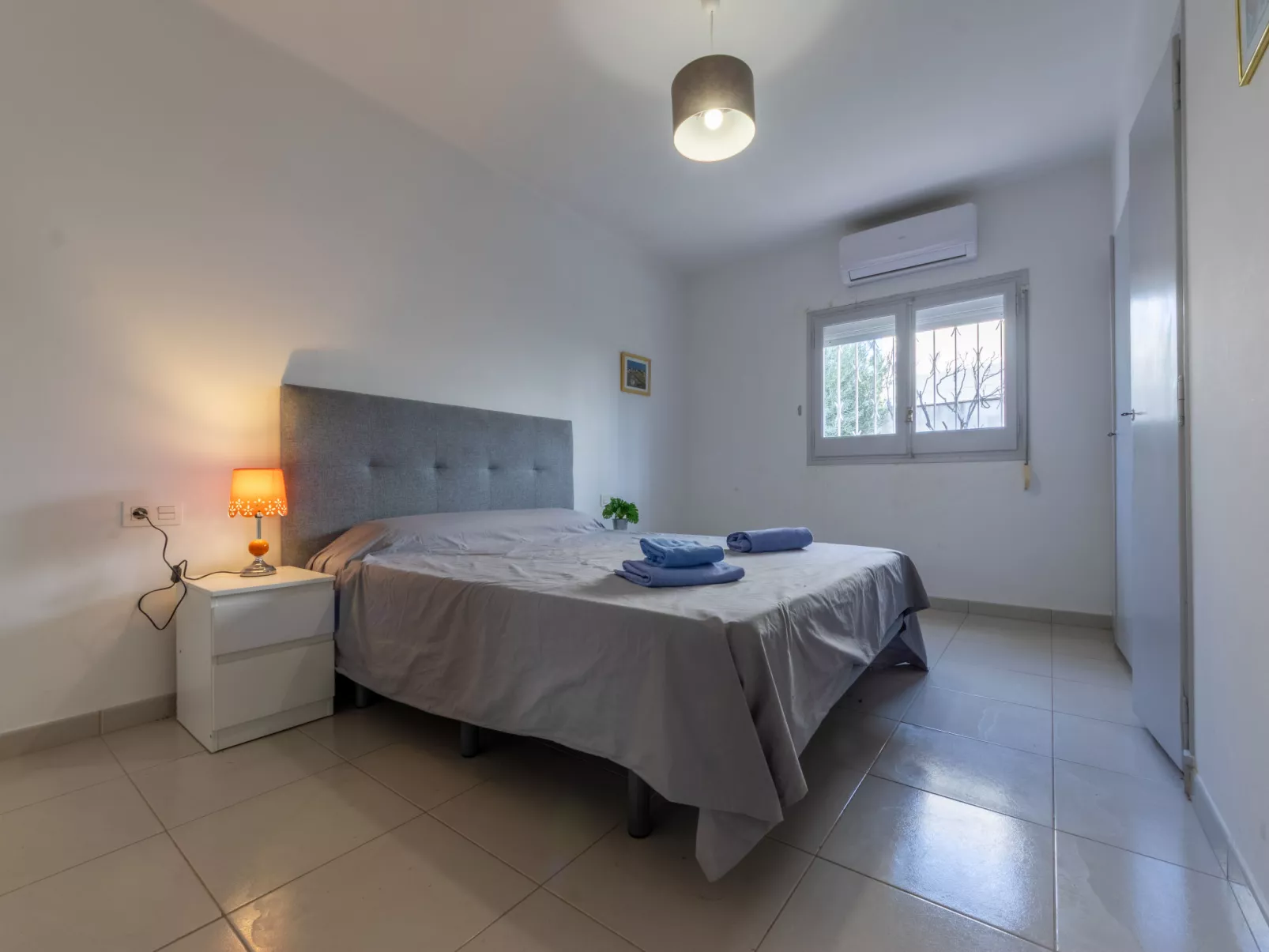 Higini Angles - Binnen