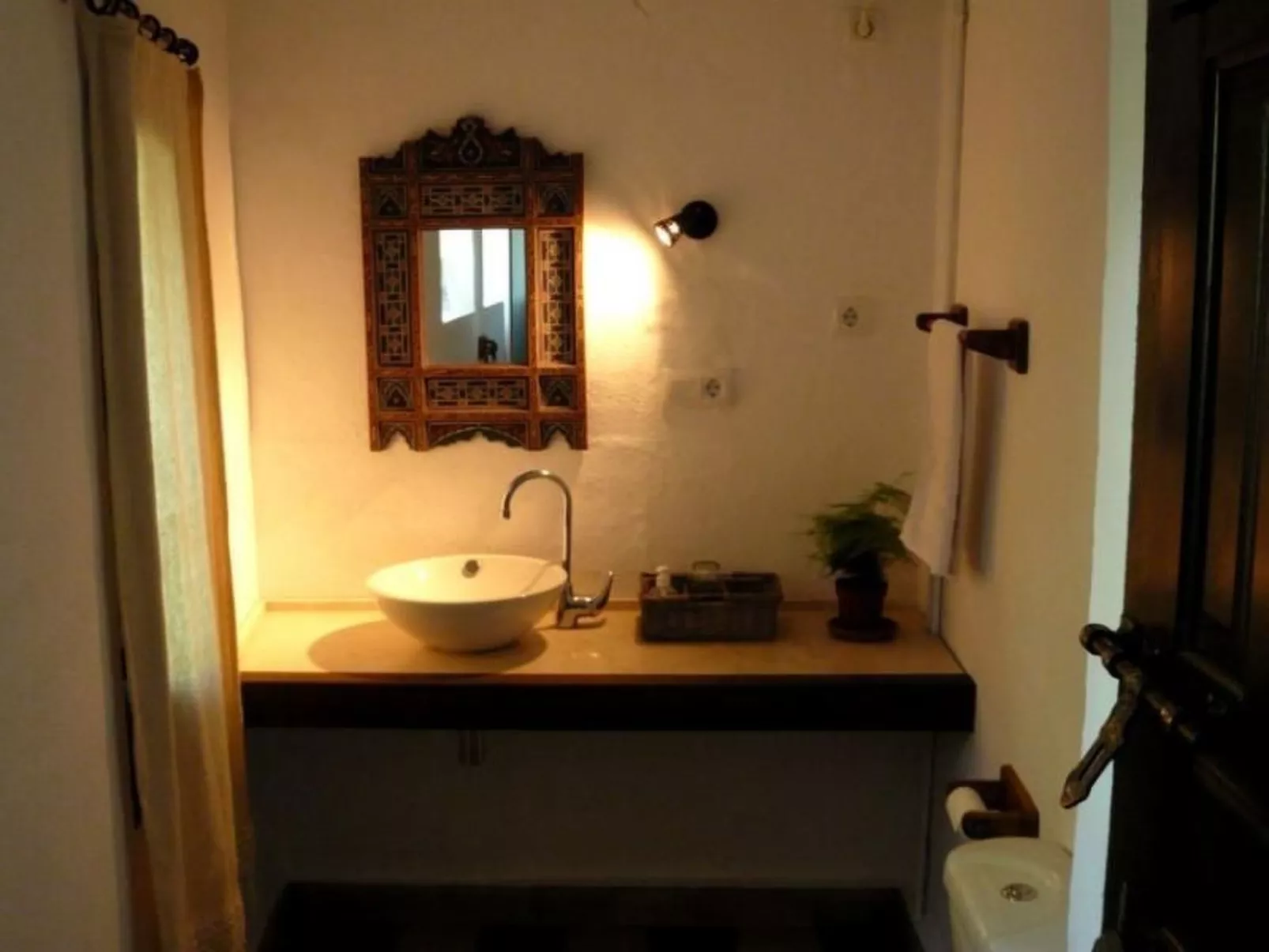 Mit Terrasse in der Nähe eines Wasserfalls - Binnen