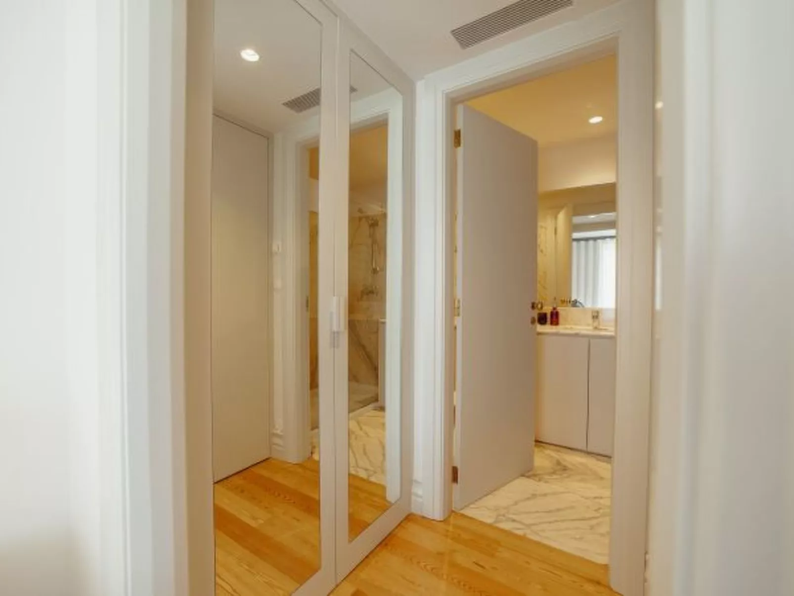 DOWNTOWN PENTHOUSE with RIVER VIEW by VACATIONY - Binnen