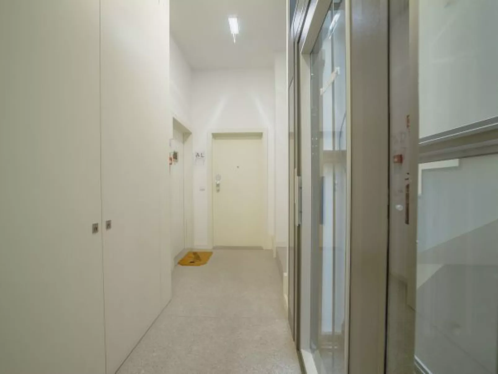 DOWNTOWN MODERN STUDIO with TERRACE by VACATIONY - Binnen