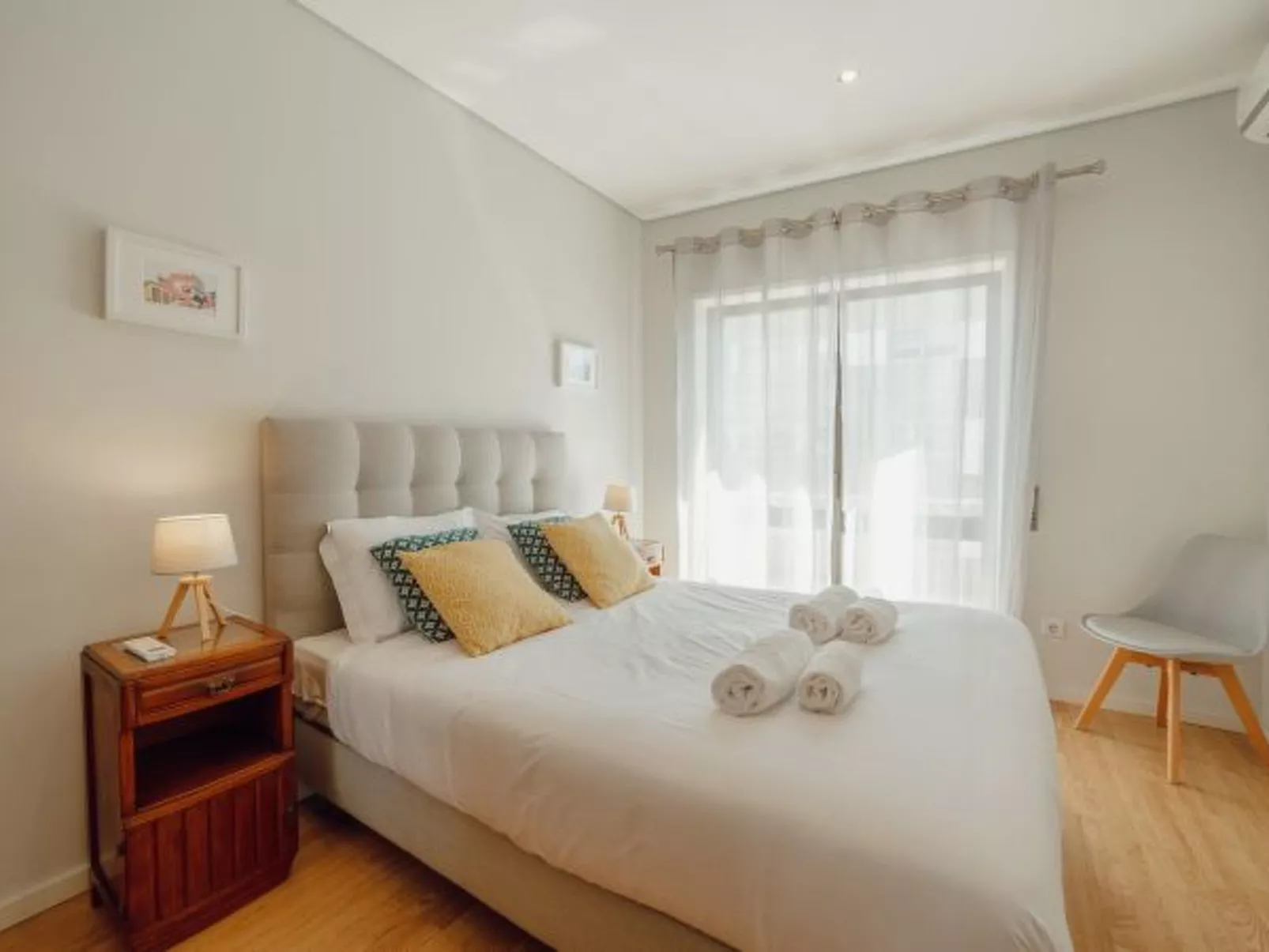 DOWNTOWN DESIGN WITH BALCONY by VACATIONY - Binnen