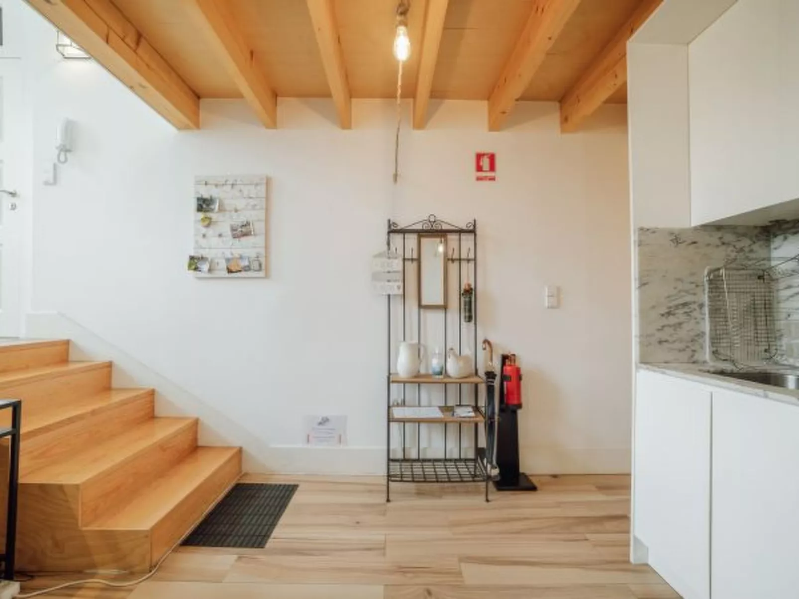 HISTORIC & BRIGHT BOLHAO MEZZANINE by VACATIONY - Binnen