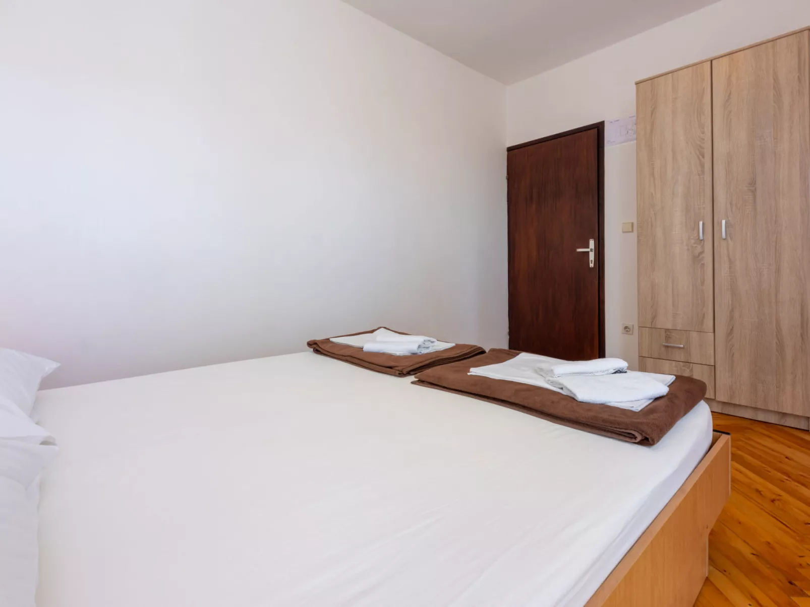 TUSTONJIC SOBA 1 / HR-10793-03 - Binnen