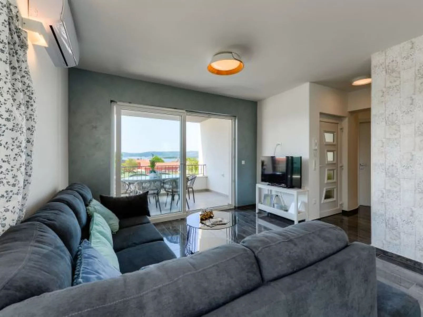 Villa Azzuro with jacuzzi and pool - Image-tags.info