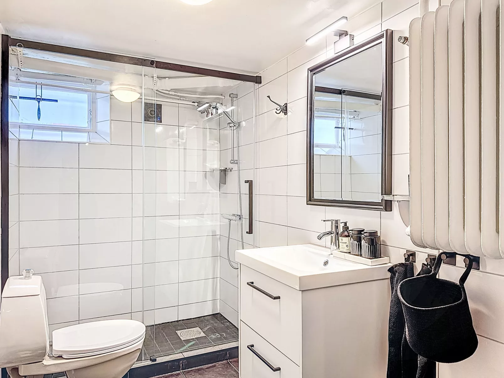 Vårhemsplatsen - Binnen