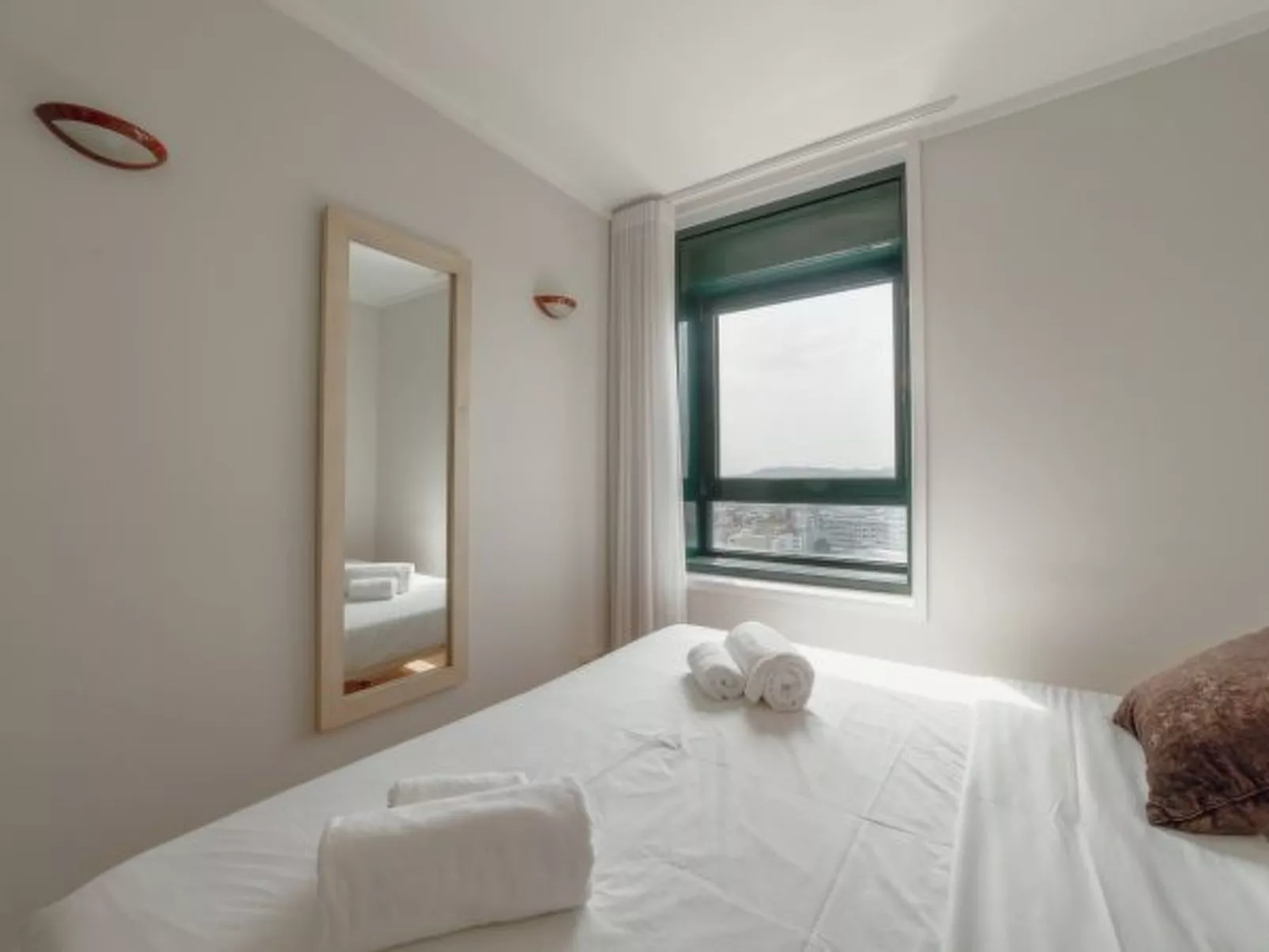 DOWNTOWN GRAND TOWER VIEW by VACATIONY - Binnen