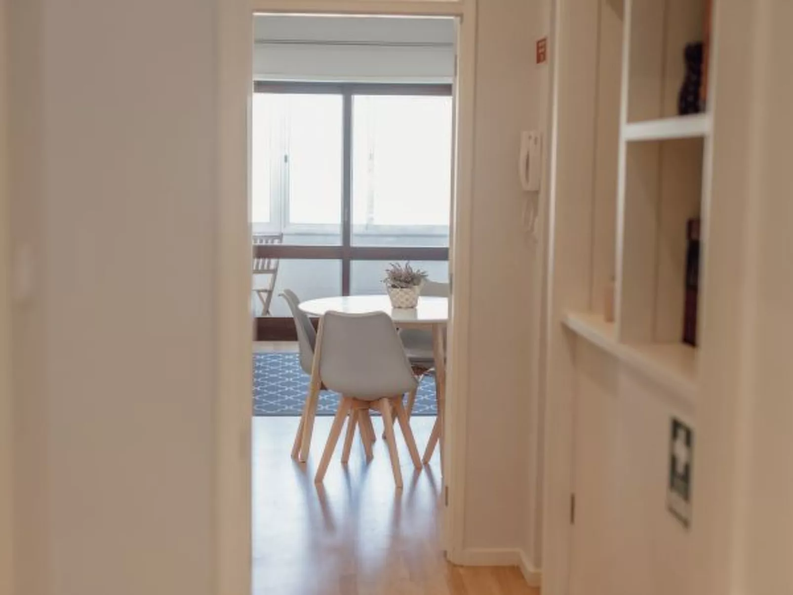 DOWNTOWN DESIGN WITH BALCONY by VACATIONY - Binnen