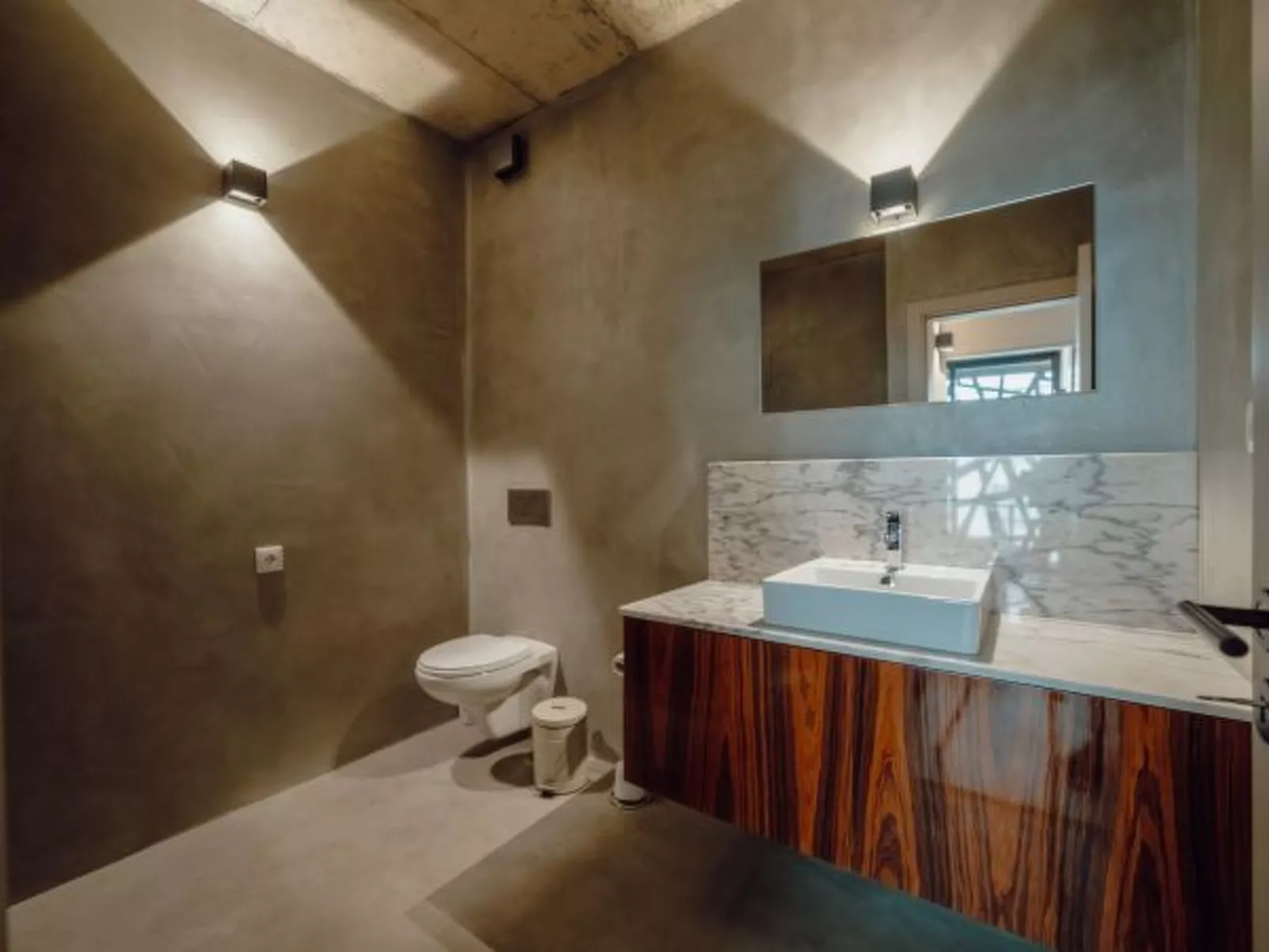 CITY CENTER PREMIUM with GARAGE by VACATIONY - Binnen