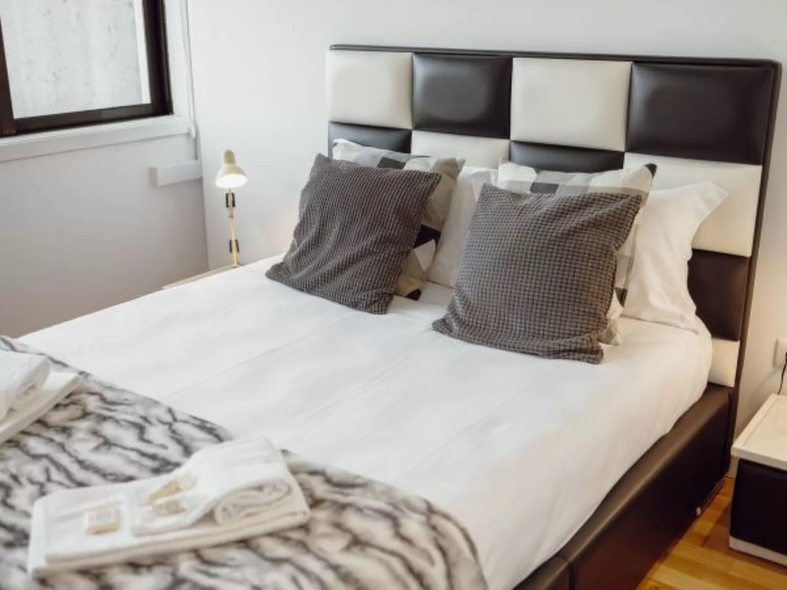 DOWNTOWN STYLISH APARTMENT & GARAGE by VACATIONY - Binnen