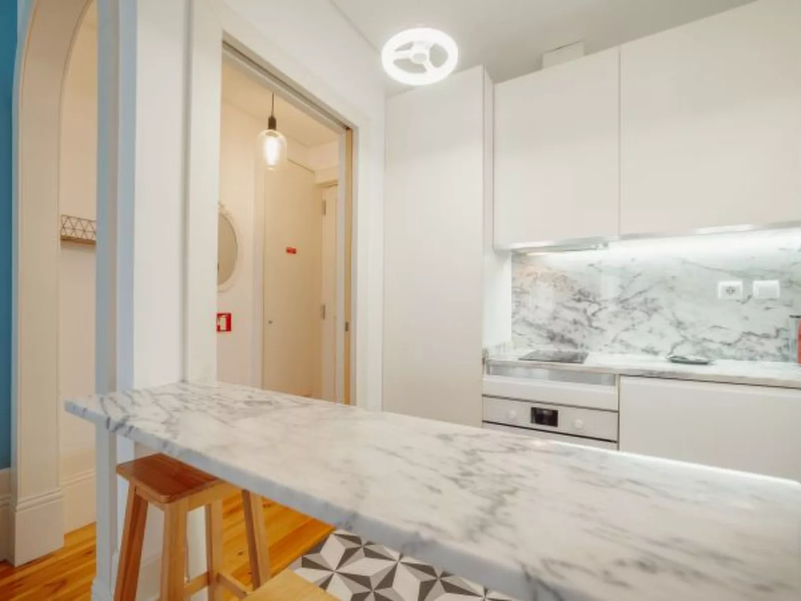 DOWNTOWN CHARMING by VACATIONY - Binnen