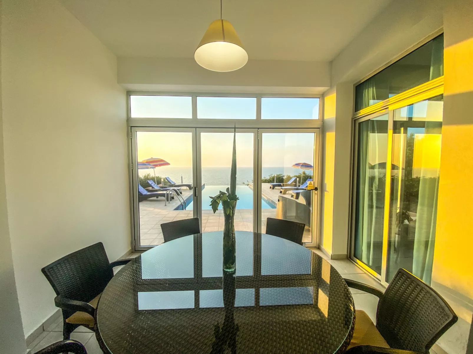 Ferienvilla mit Infinity Pool - Binnen