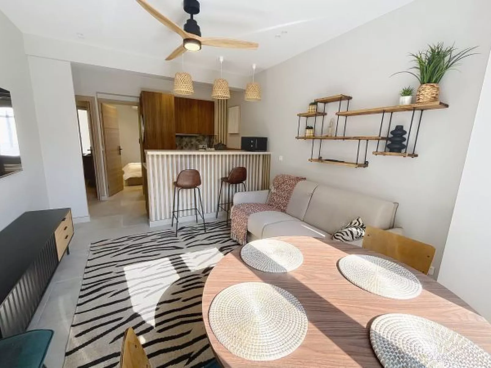 Lovely 1 bedroom Pasteur  246 - Image-tags.info