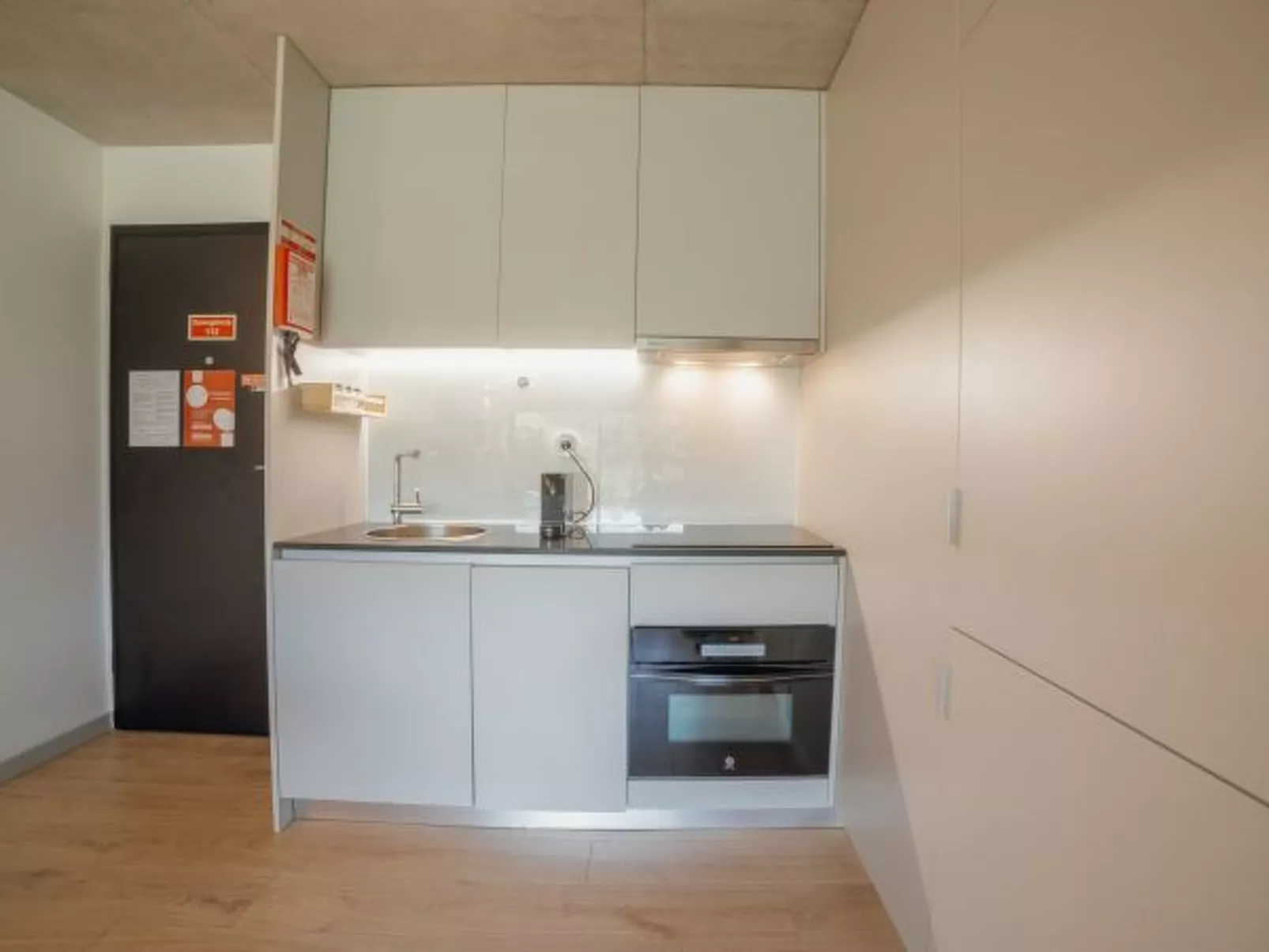 AMAZING DESIGN GARDEN with POOL by VACATIONY - Binnen