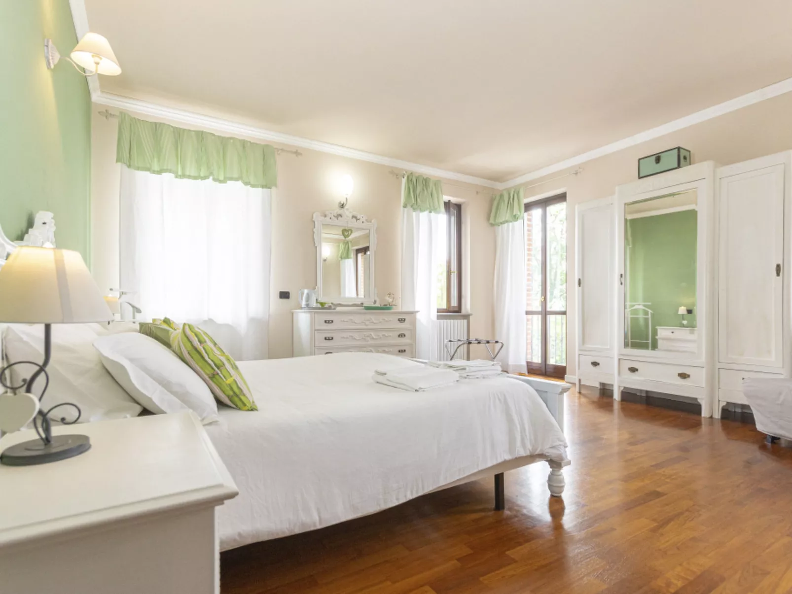 In Azzano D'asti mit Kleiner Terrasse - Image-tags.info