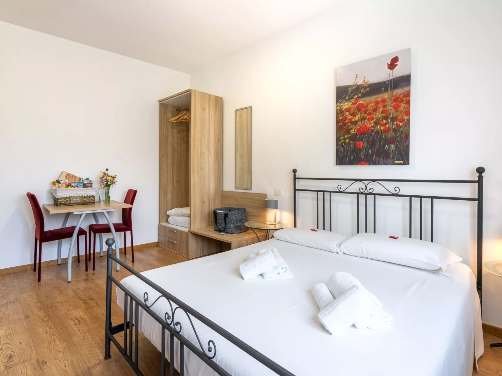 Zimmer mit Bad in einer Einrichtung mit Wellness-Center - Binnen