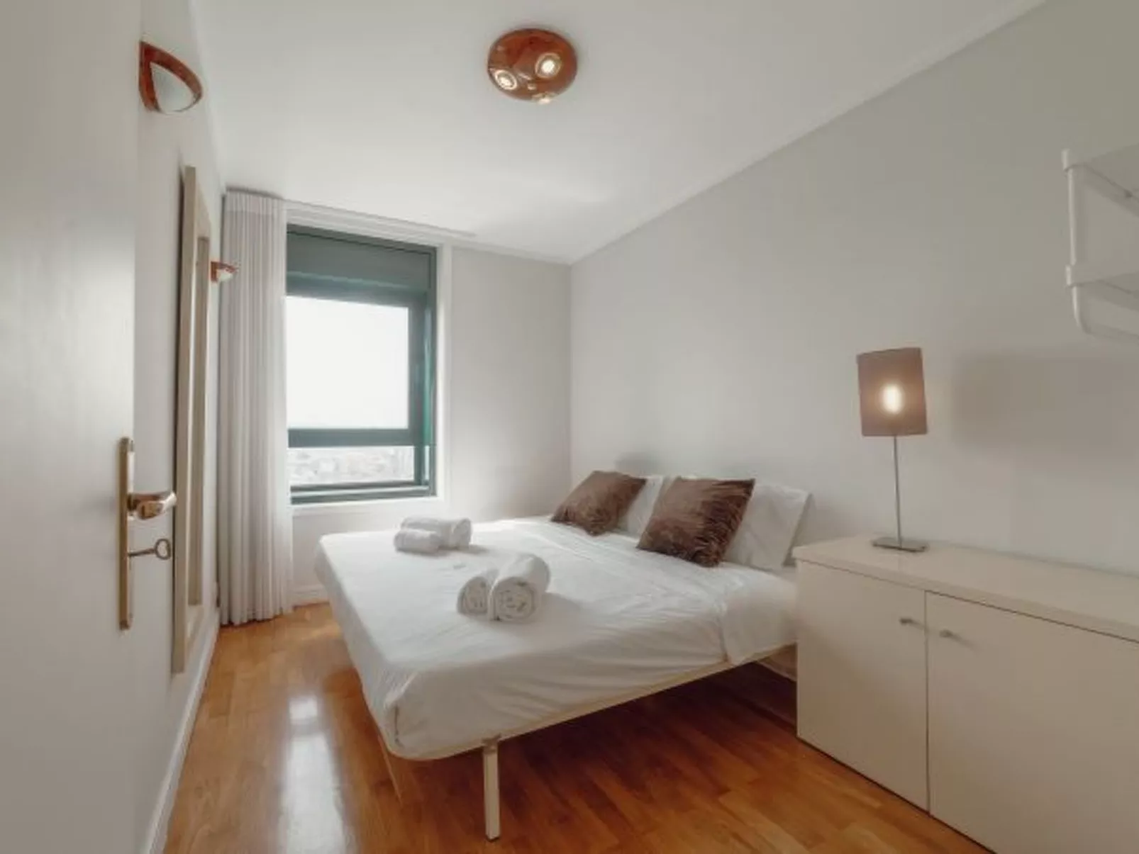 DOWNTOWN GRAND TOWER VIEW by VACATIONY - Binnen