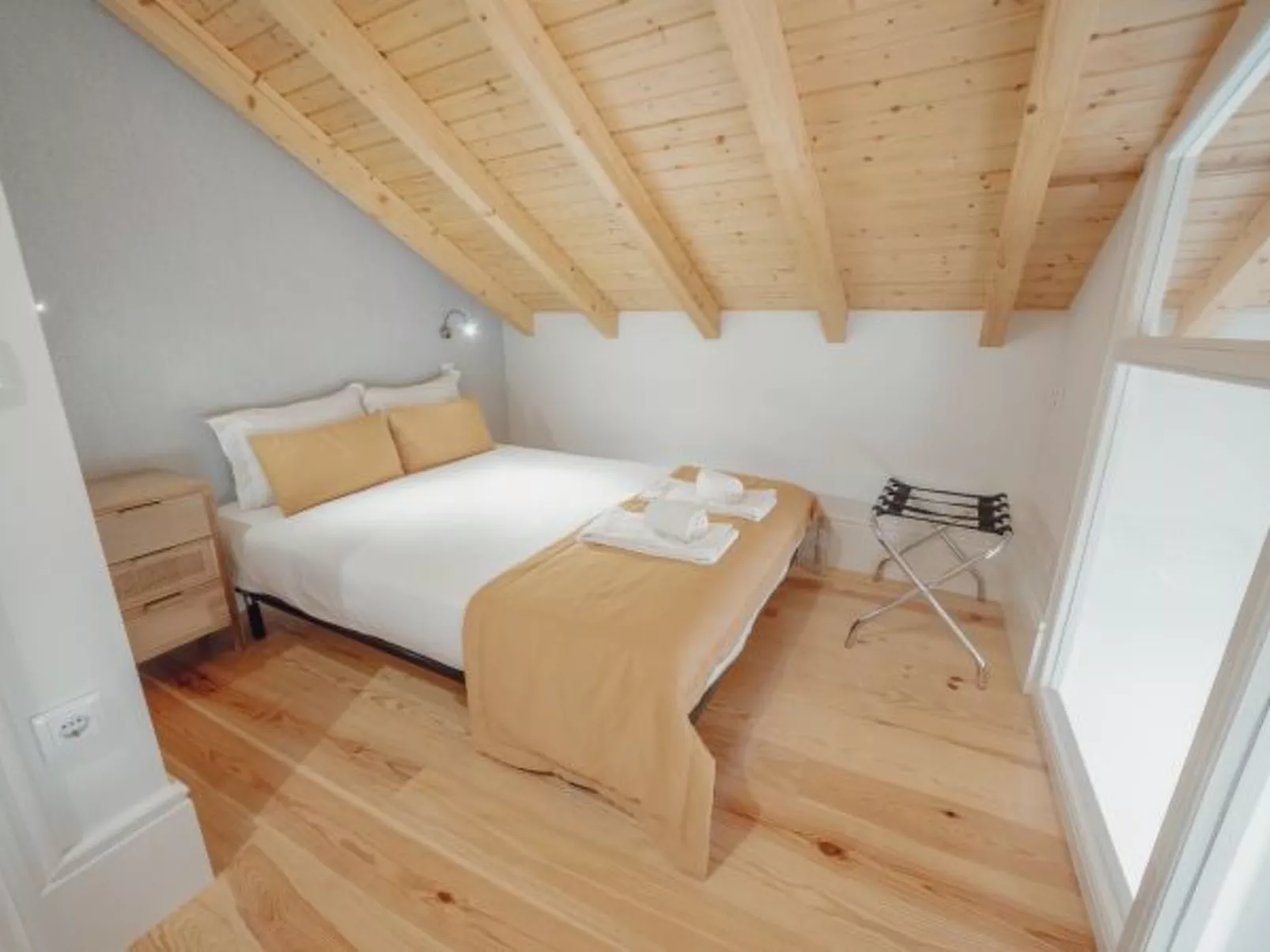 DOWNTOWN CLERIGOS with RIVER VIEW by VACATIONY - Binnen