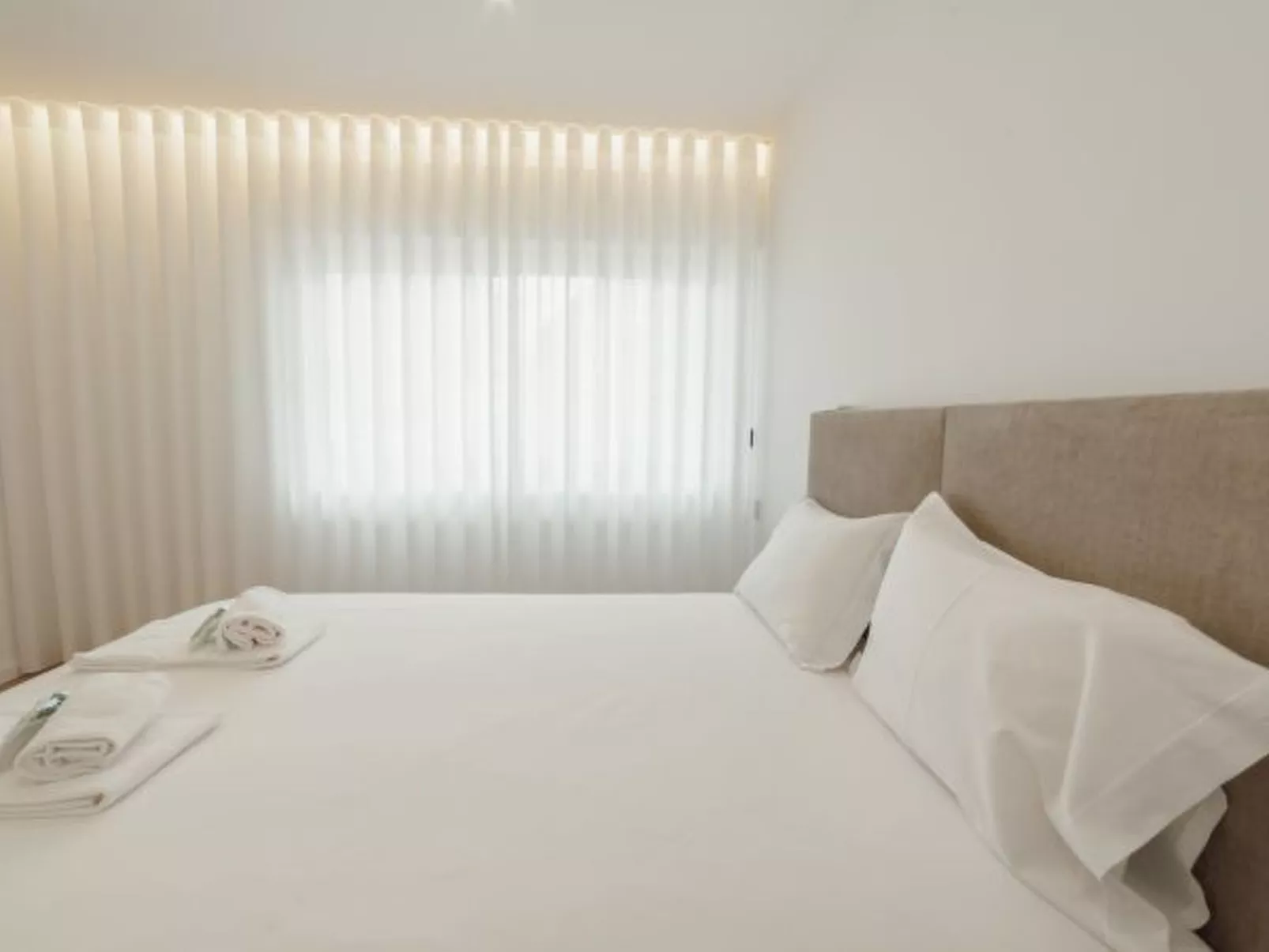 DOWNTOWN PREMIUM with BALCONY by VACATIONY - Binnen