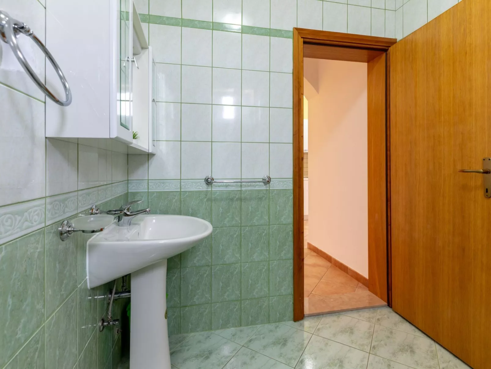 "Maya Z" mit Blick auf das Wasser - Binnen