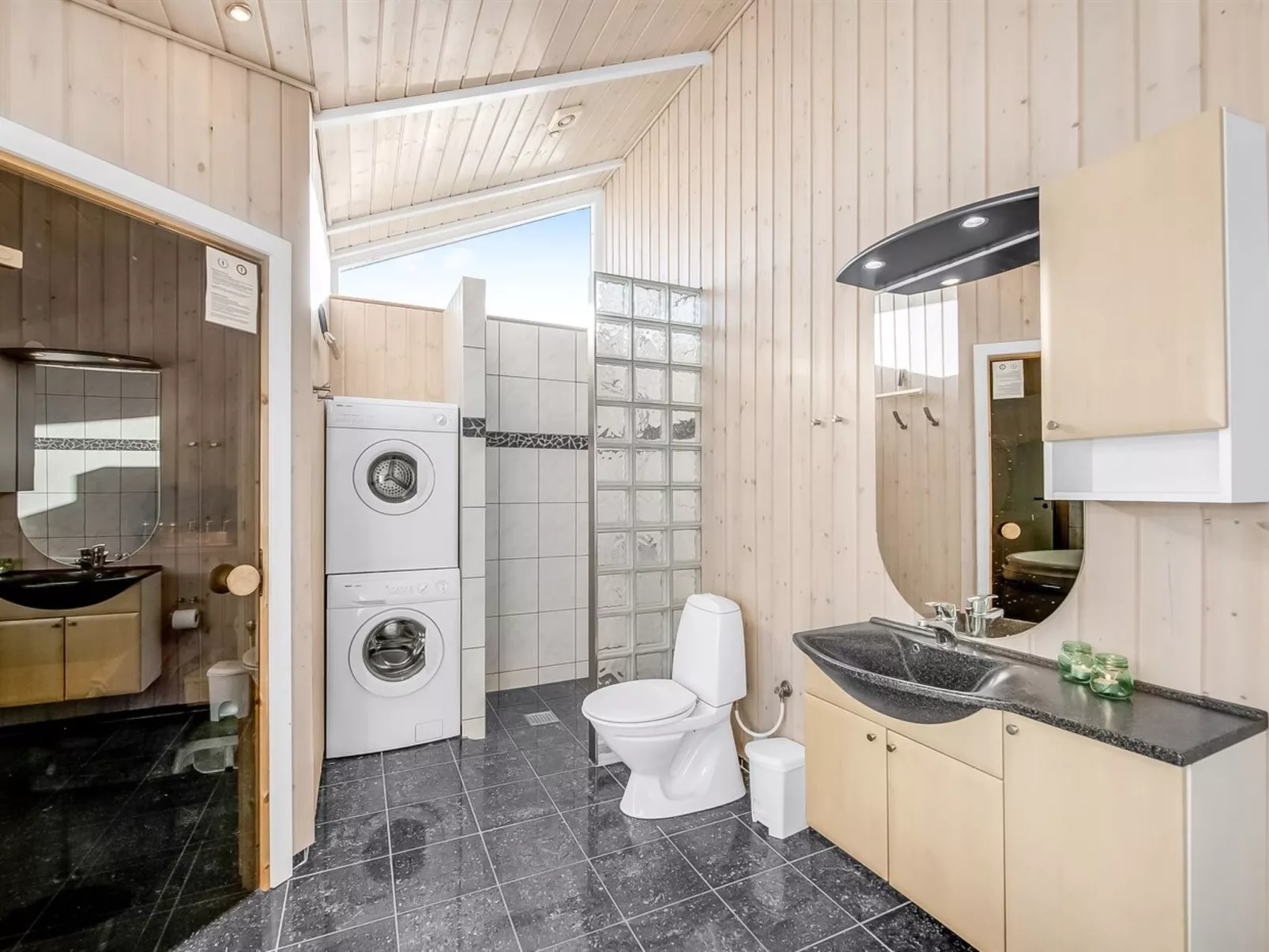 "Asgard" - 800m to the fjord - Binnen