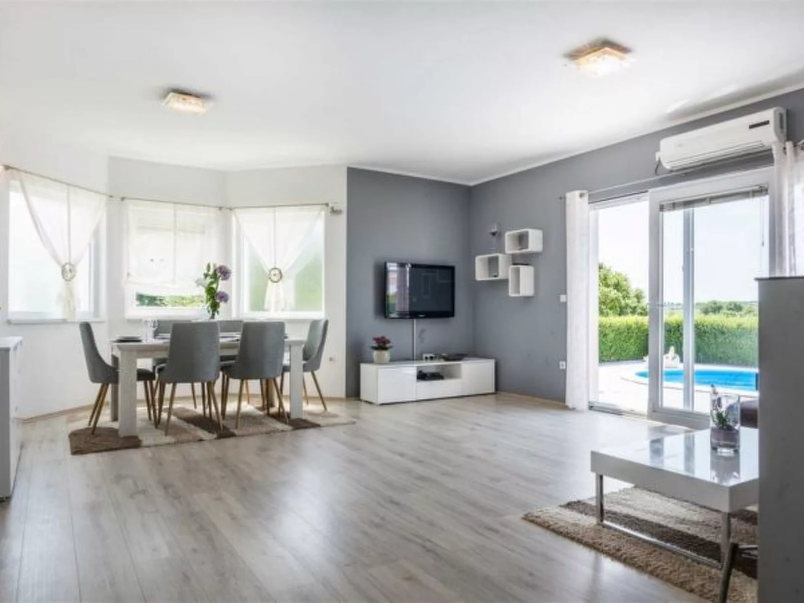 Holiday house Flora with pool - Image-tags.info