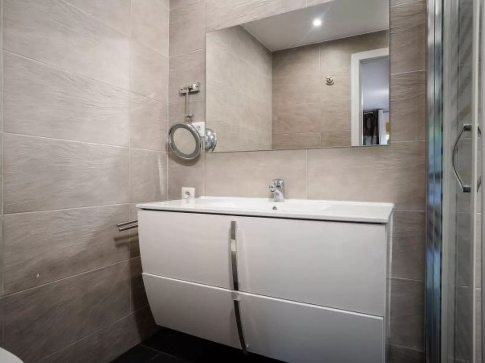 Beachside apartment in Elviria, Romana Playa - Image-tags.info