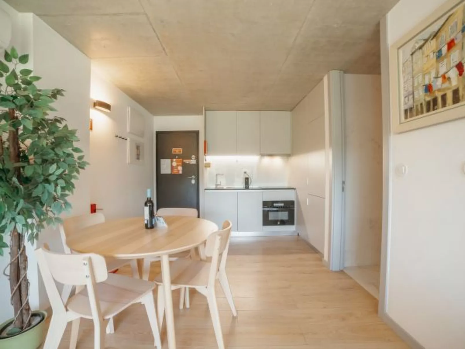 AMAZING DESIGN GARDEN with POOL by VACATIONY - Binnen