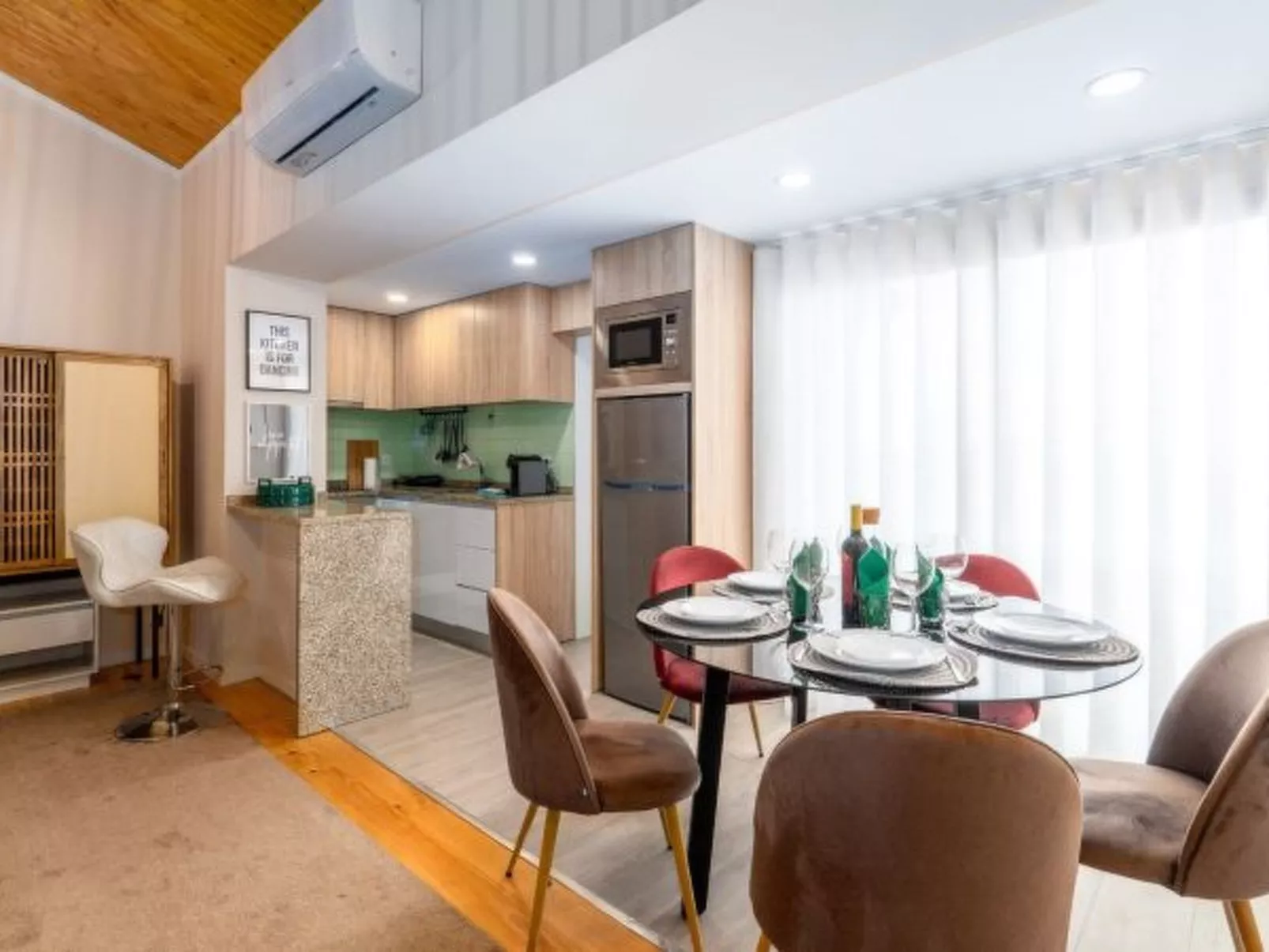 CITY CENTER COMFORT APARTMENT B by VACATIONY - Binnen