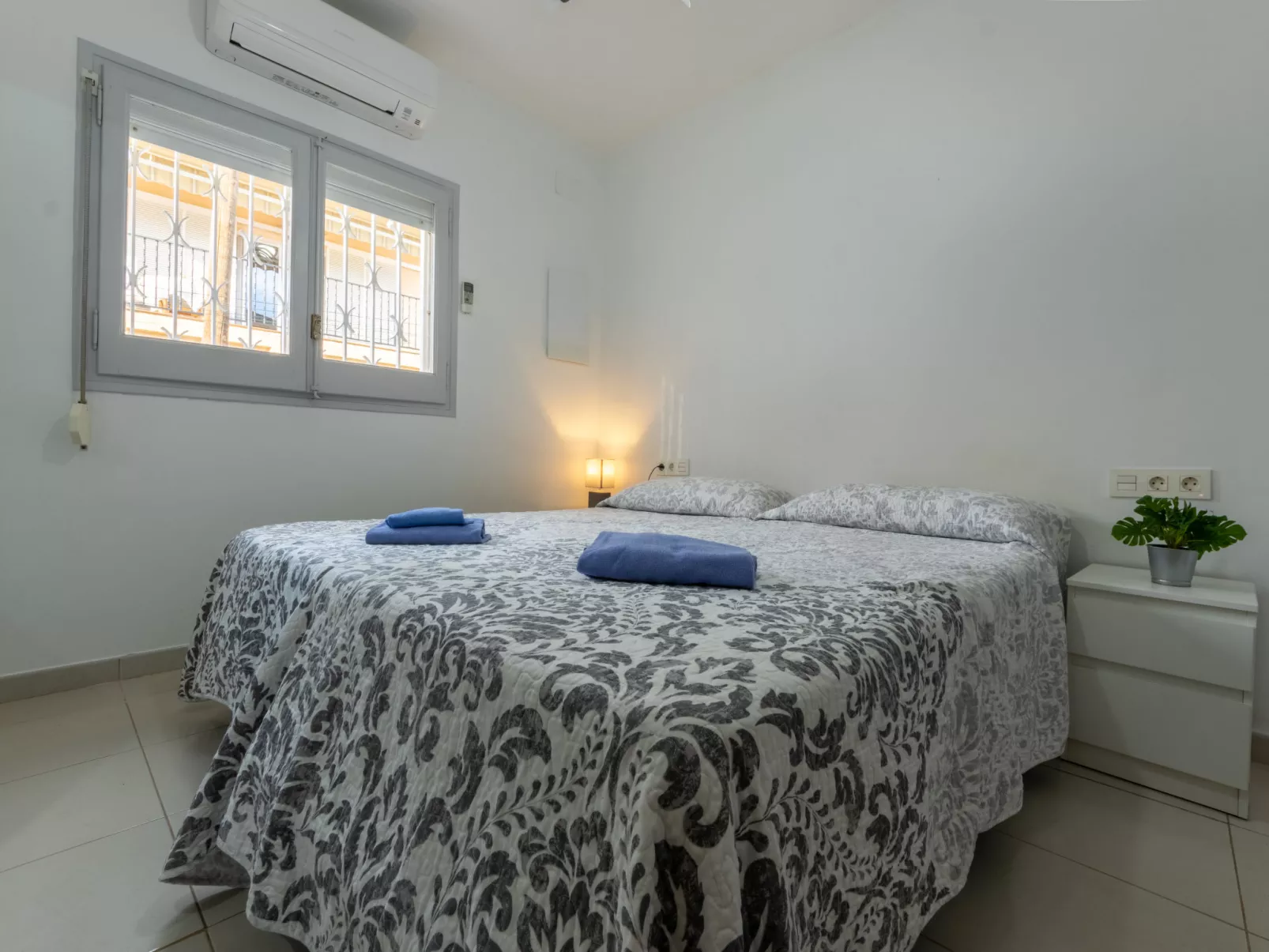 Higini Angles - Binnen