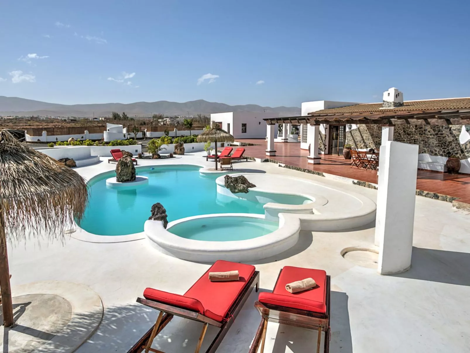 Villa mit privatem Pool - Buiten