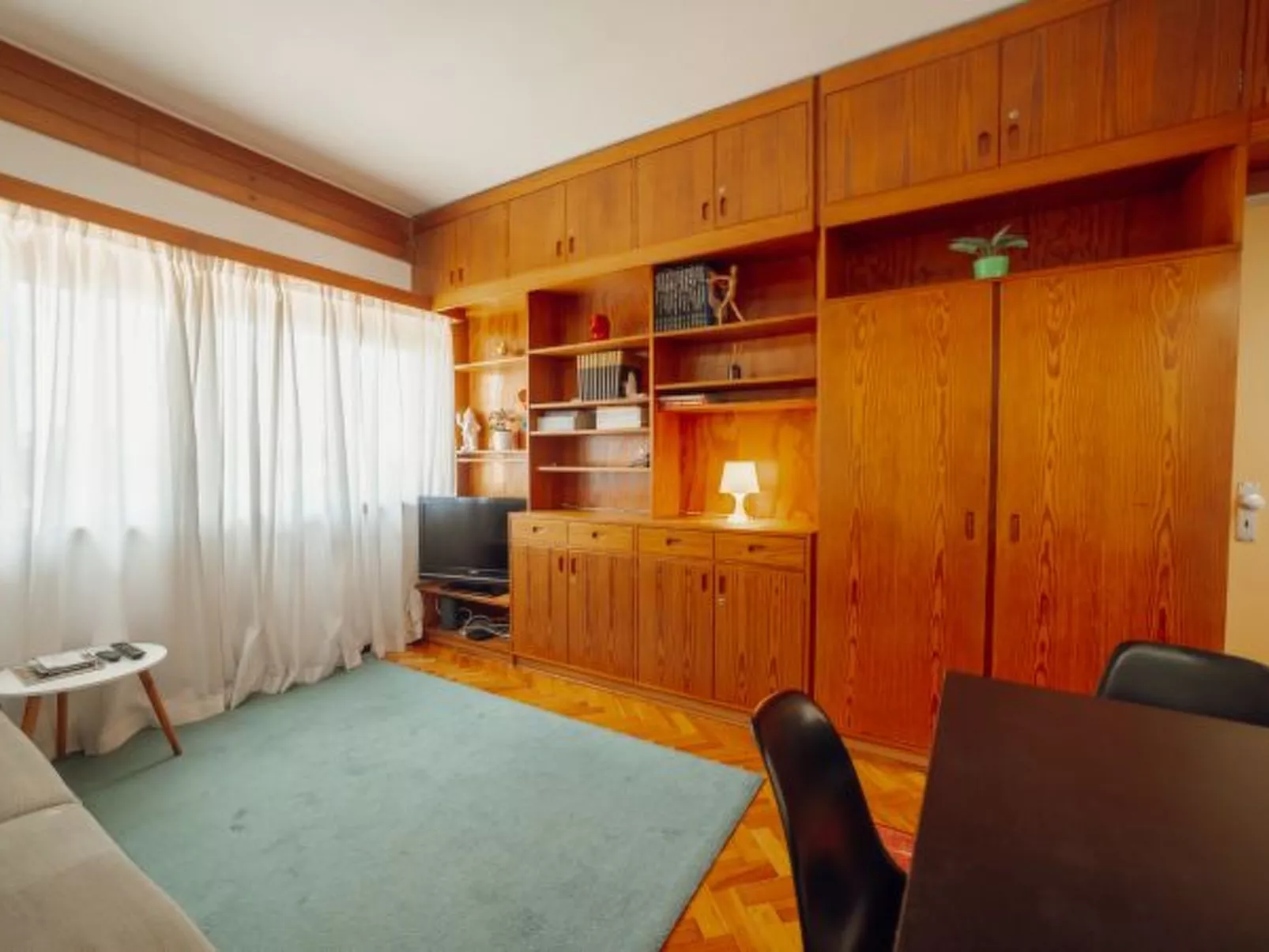 DOWNTOWN CLASSIC WITH TERRACE by VACATIONY - Binnen