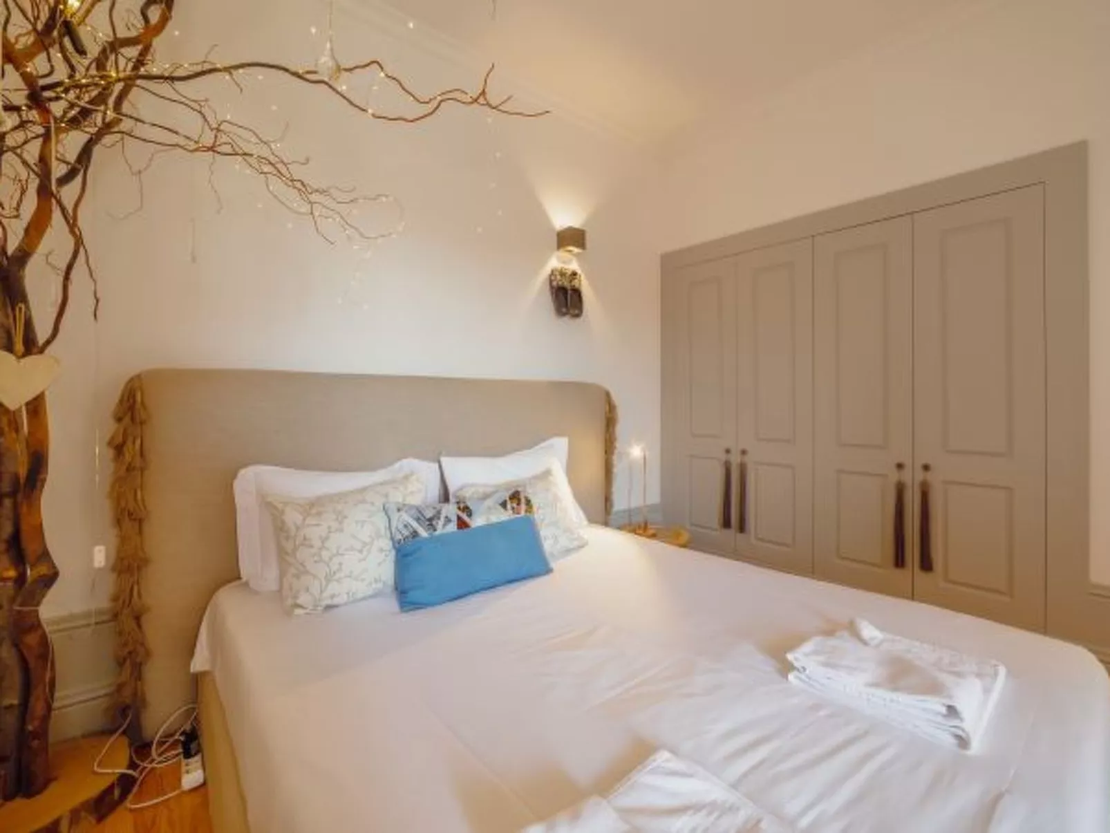 DOWNTOWN MODERN STUDIO with TERRACE by VACATIONY - Binnen