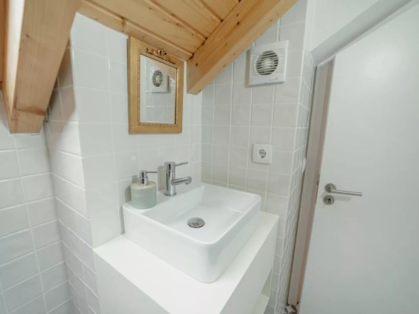 DOWNTOWN CLERIGOS with RIVER VIEW by VACATIONY - Binnen