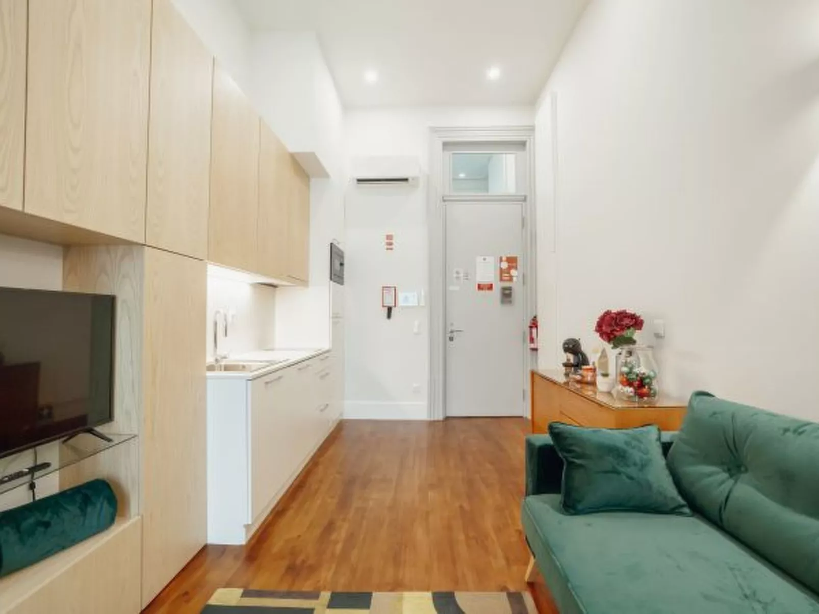 HOME WITH A POOL by VACATIONY - Binnen