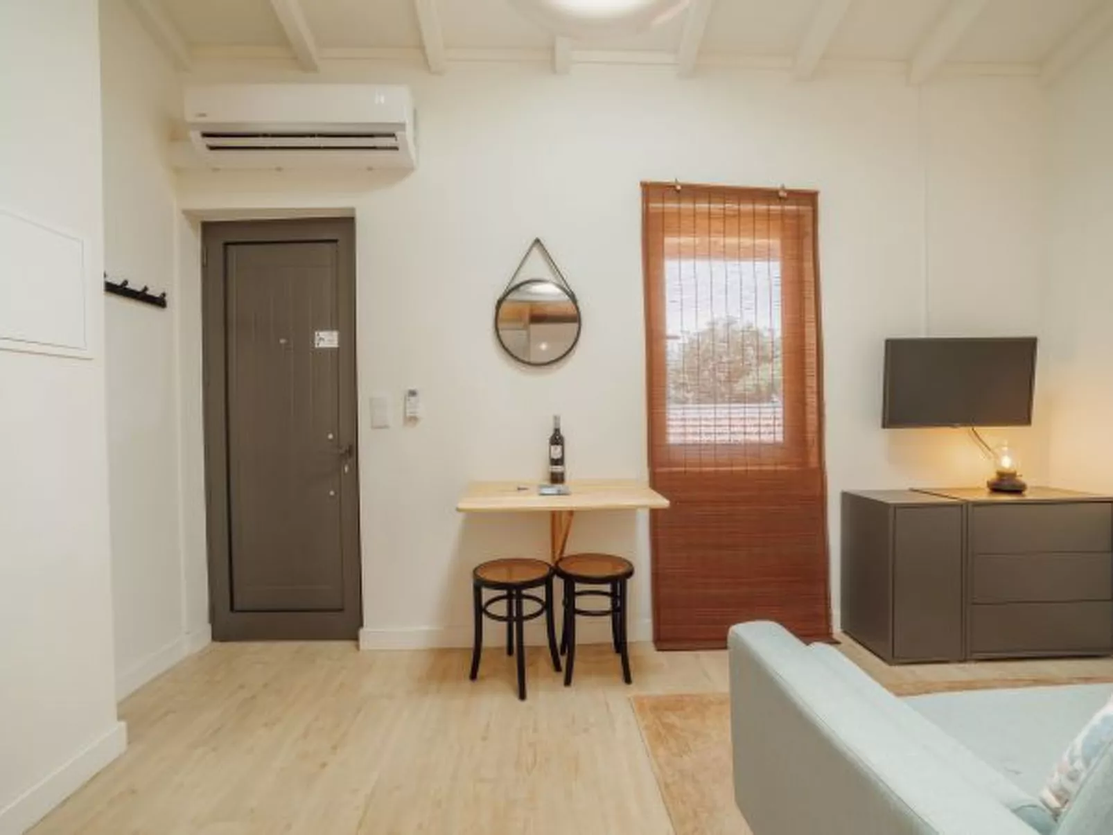 MEZZANINE STYLISH APARTMENT Q by VACATIONY - Binnen