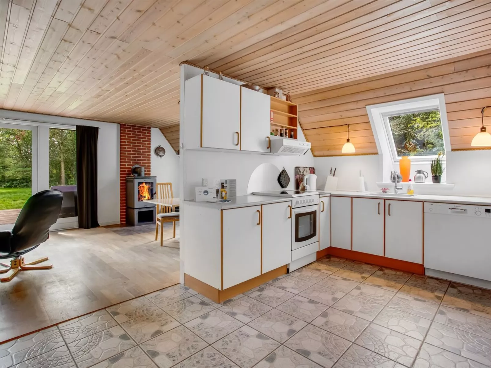 "Hannele" - 10km from the sea - Binnen