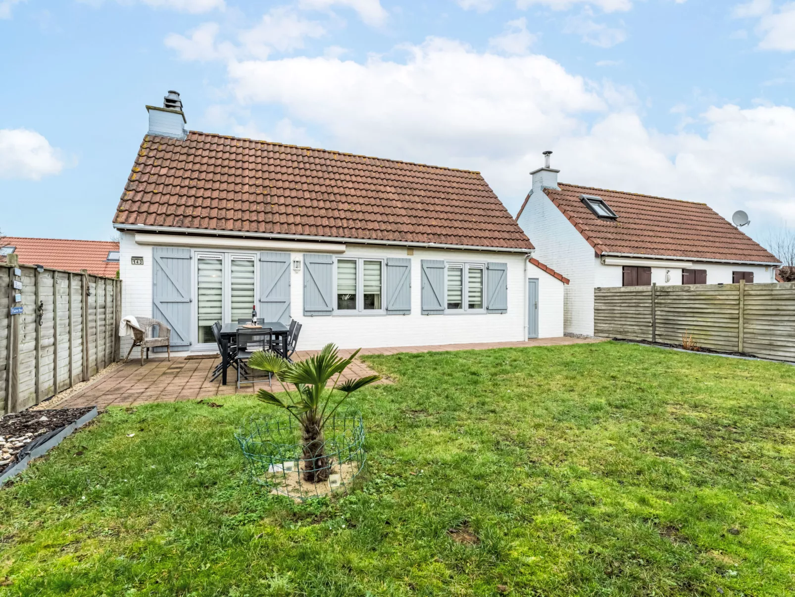 Strandhuis with parking - Buiten