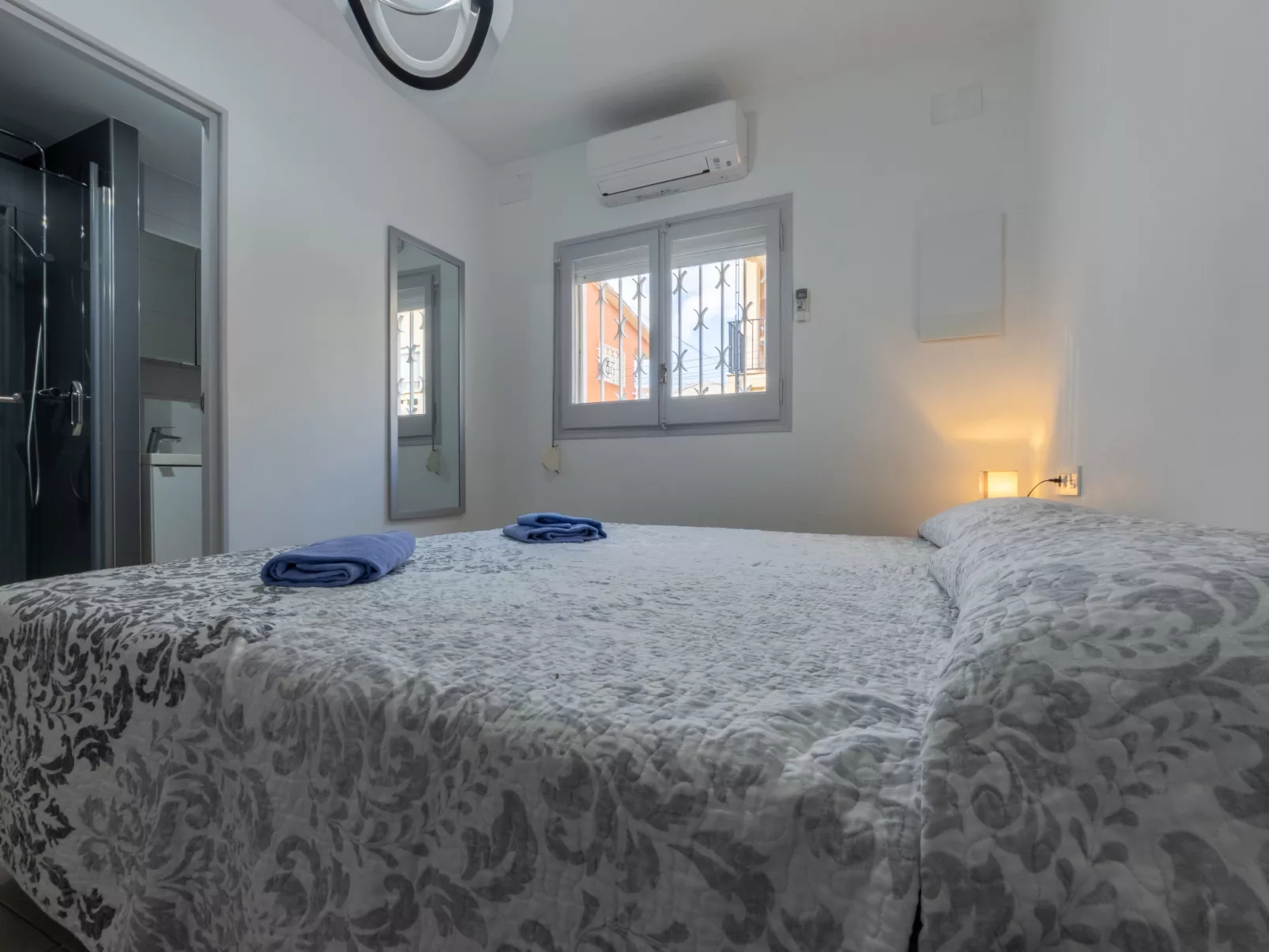 Higini Angles - Binnen