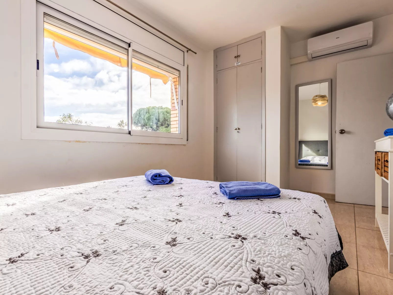 Higini Angles - Binnen