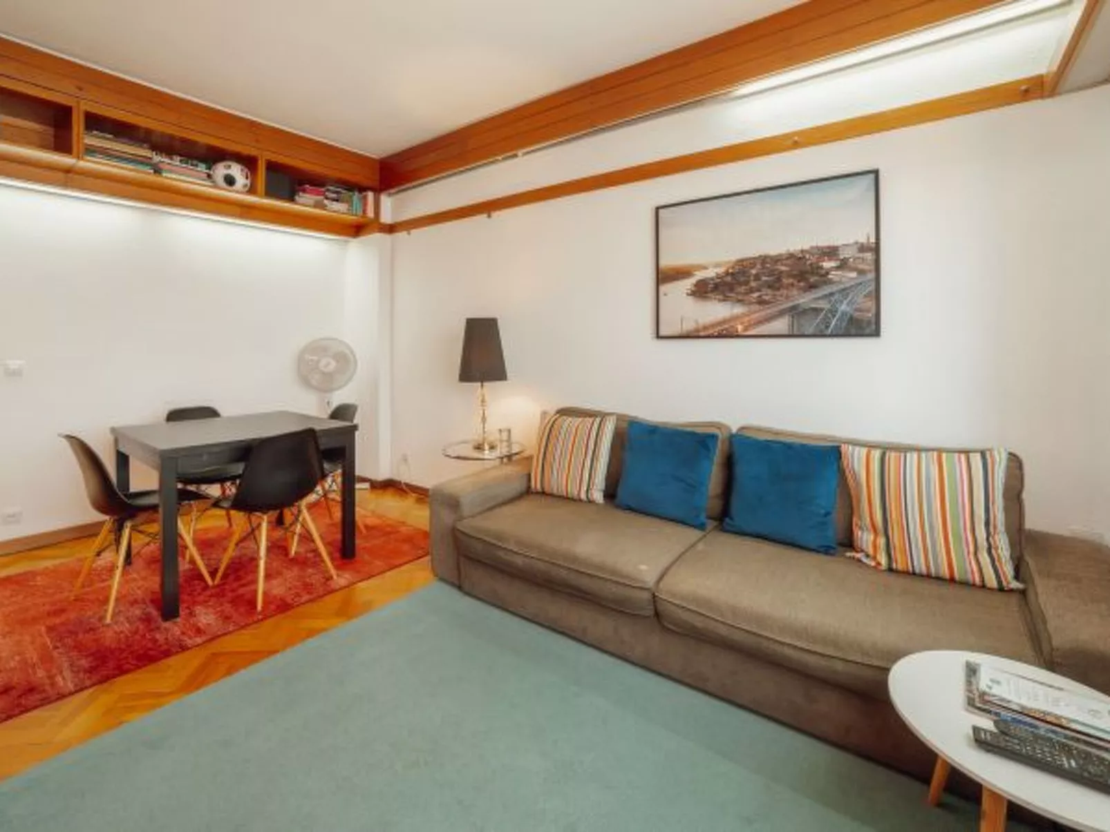 DOWNTOWN CLASSIC WITH TERRACE by VACATIONY - Binnen