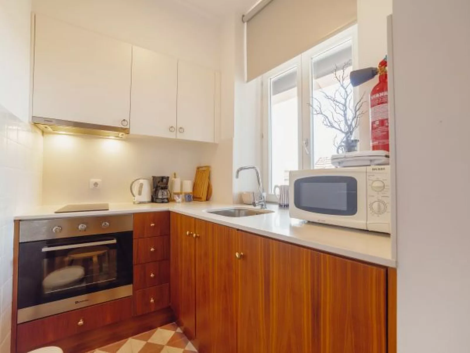 DOWNTOWN MODERN STUDIO with TERRACE by VACATIONY - Binnen