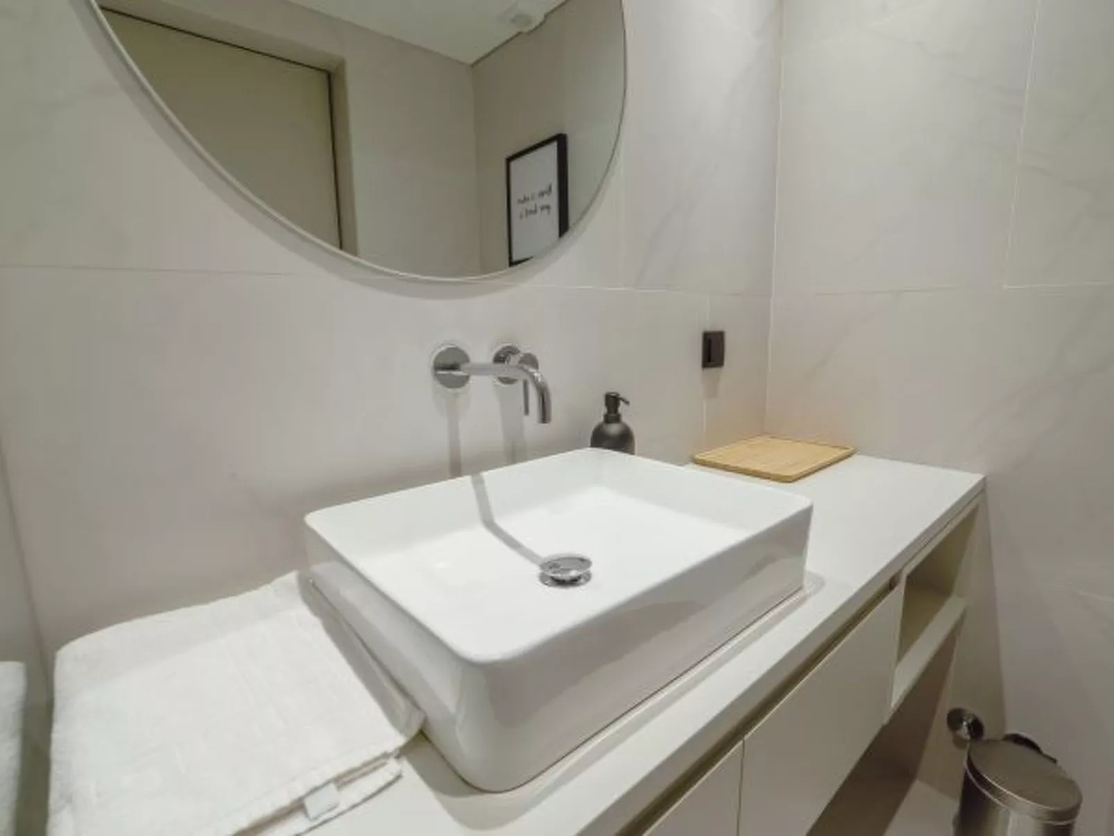 ELEGANT DOWNTOWN APARTMENT by VACATIONY - Binnen