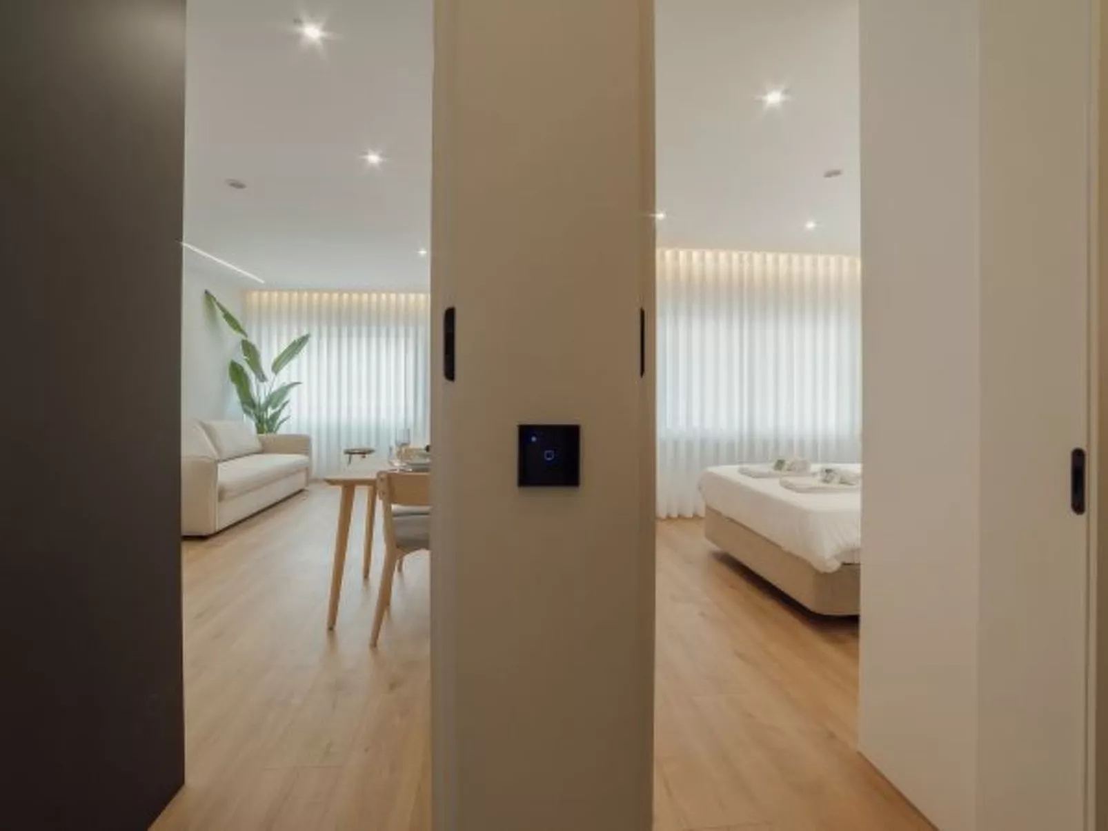 DOWNTOWN PREMIUM with BALCONY by VACATIONY - Binnen