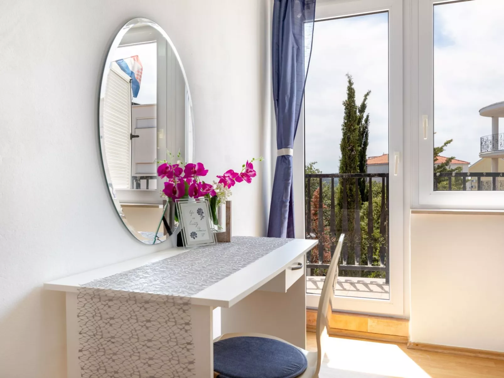 "Maya Z" mit Blick auf das Wasser - Binnen