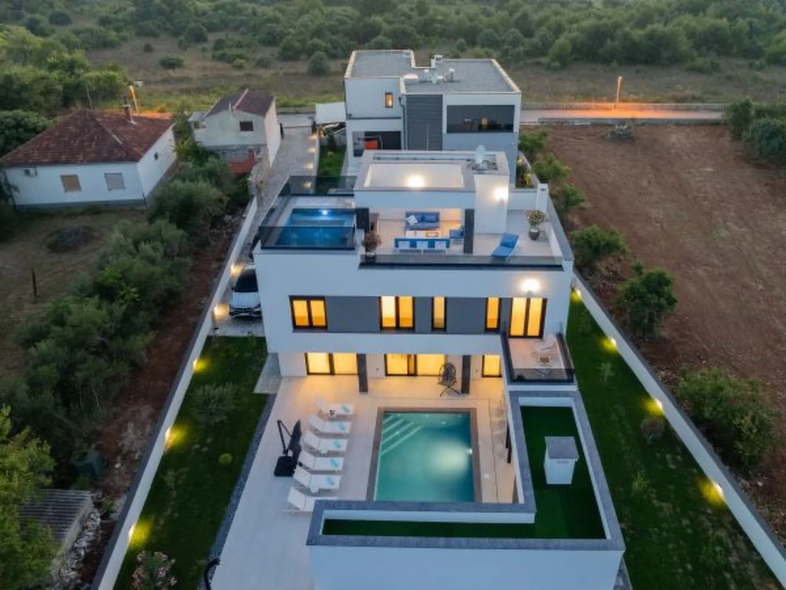 Villa Elena with two pools and spa - Image-tags.info