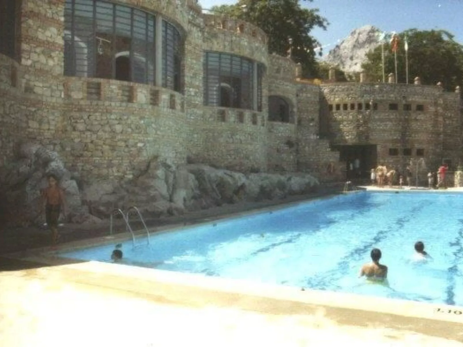 Mit Terrasse in der Nähe eines Wasserfalls - Buiten