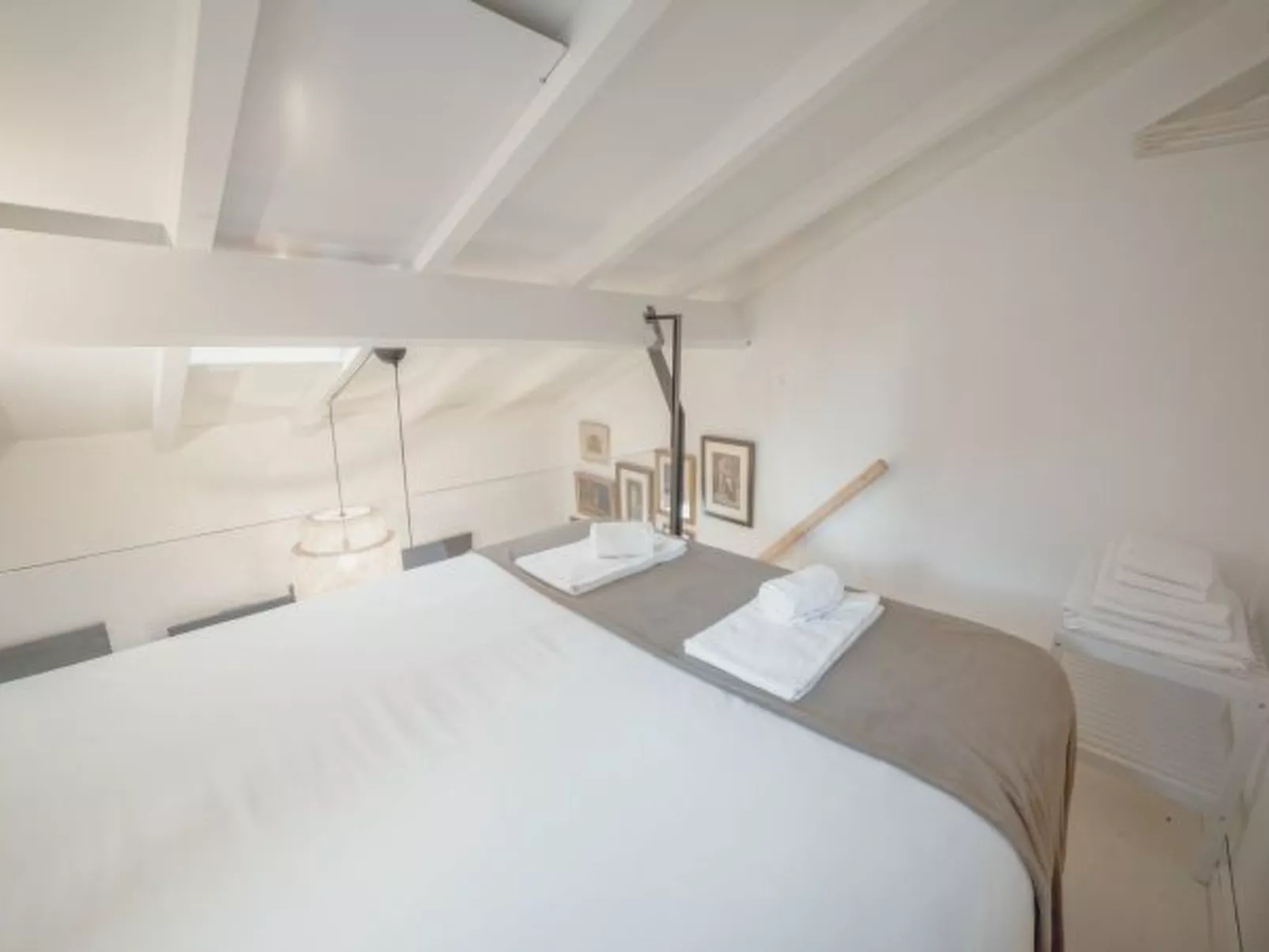 MEZZANINE STYLISH APARTMENT H by VACATIONY - Binnen