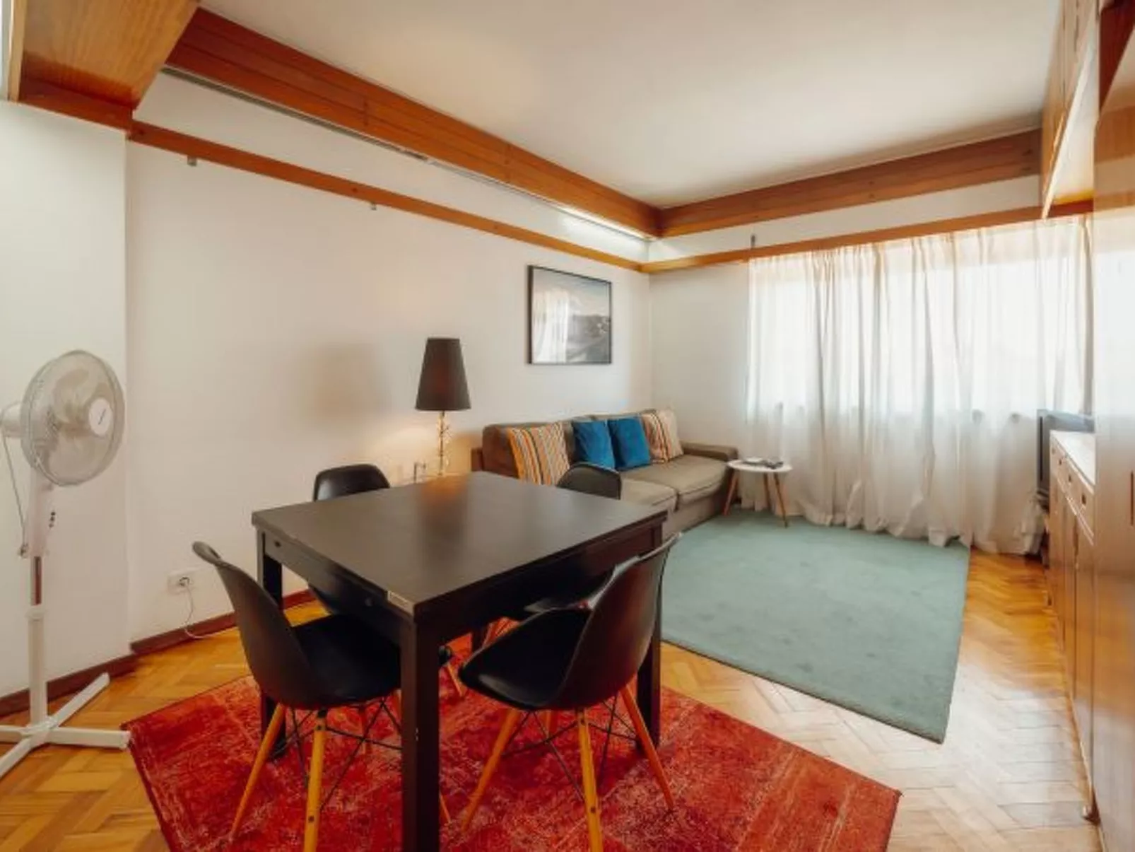 DOWNTOWN CLASSIC WITH TERRACE by VACATIONY - Binnen